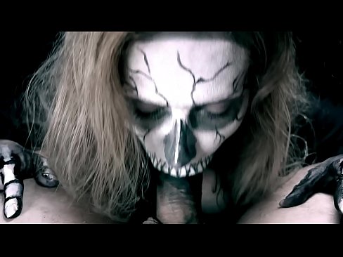 ❤️ Démonické dievča fajčí kokot svojimi čiernymi ústami a prehĺta semeno. Porno na sk.mouthporn.ru ❌️